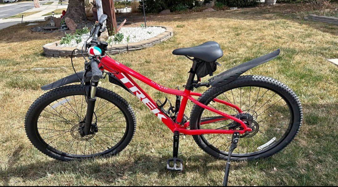 Trek Marlin 5 Mountain Bike - Red, Excellent Condition, Ready for Trails!