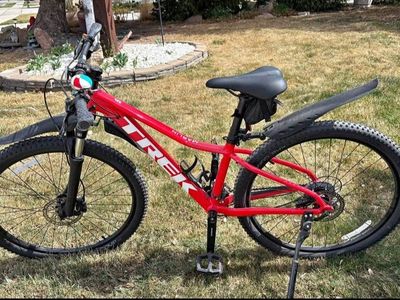 Trek Marlin 5 Mountain Bike - Red, Excellent Condition, Ready for Trails!