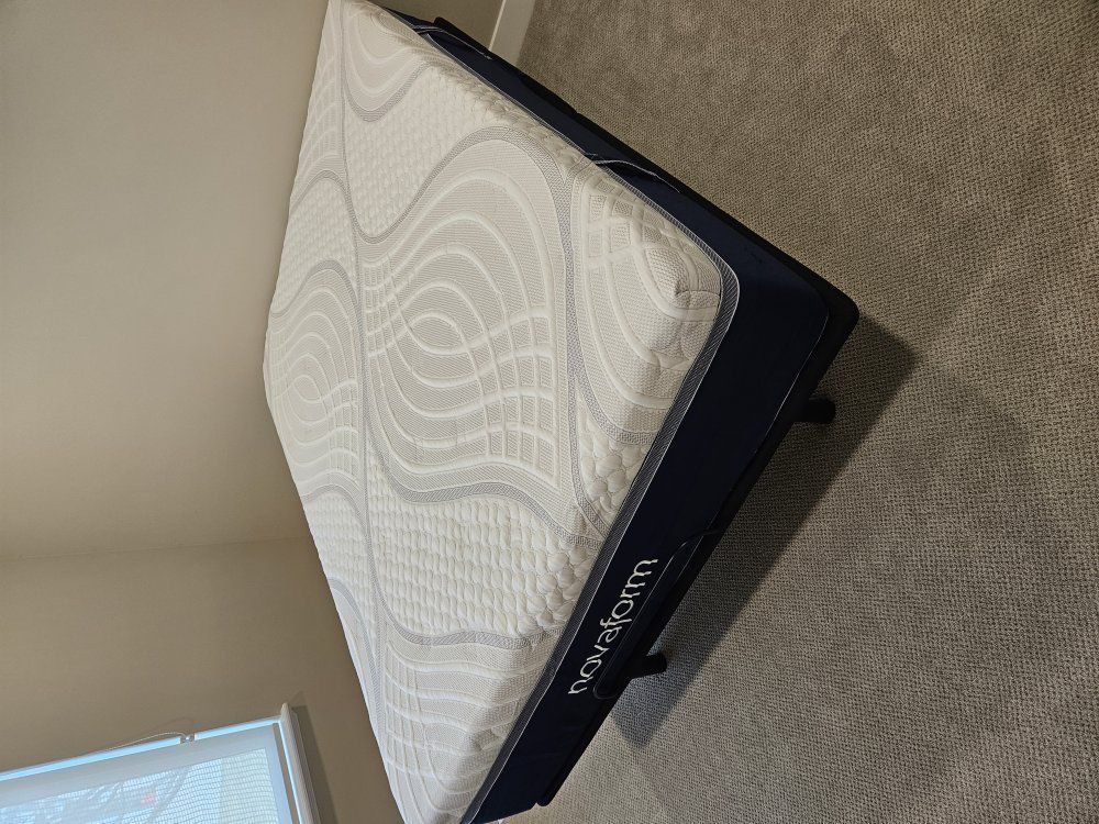 Queen NovoForm mattress - NEW