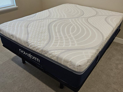 Queen NovoForm mattress - NEW