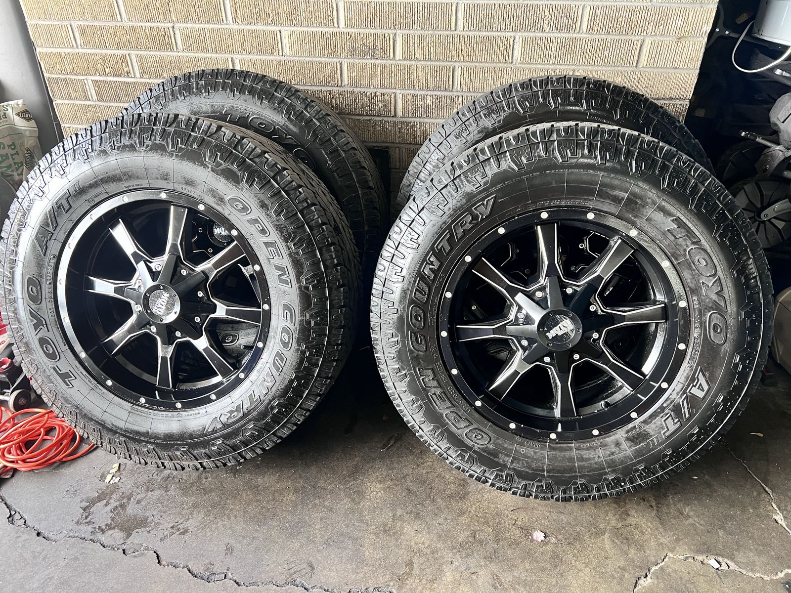 18x9 Moto Metal 6x5.5 And 6x135 On Toyo 33s