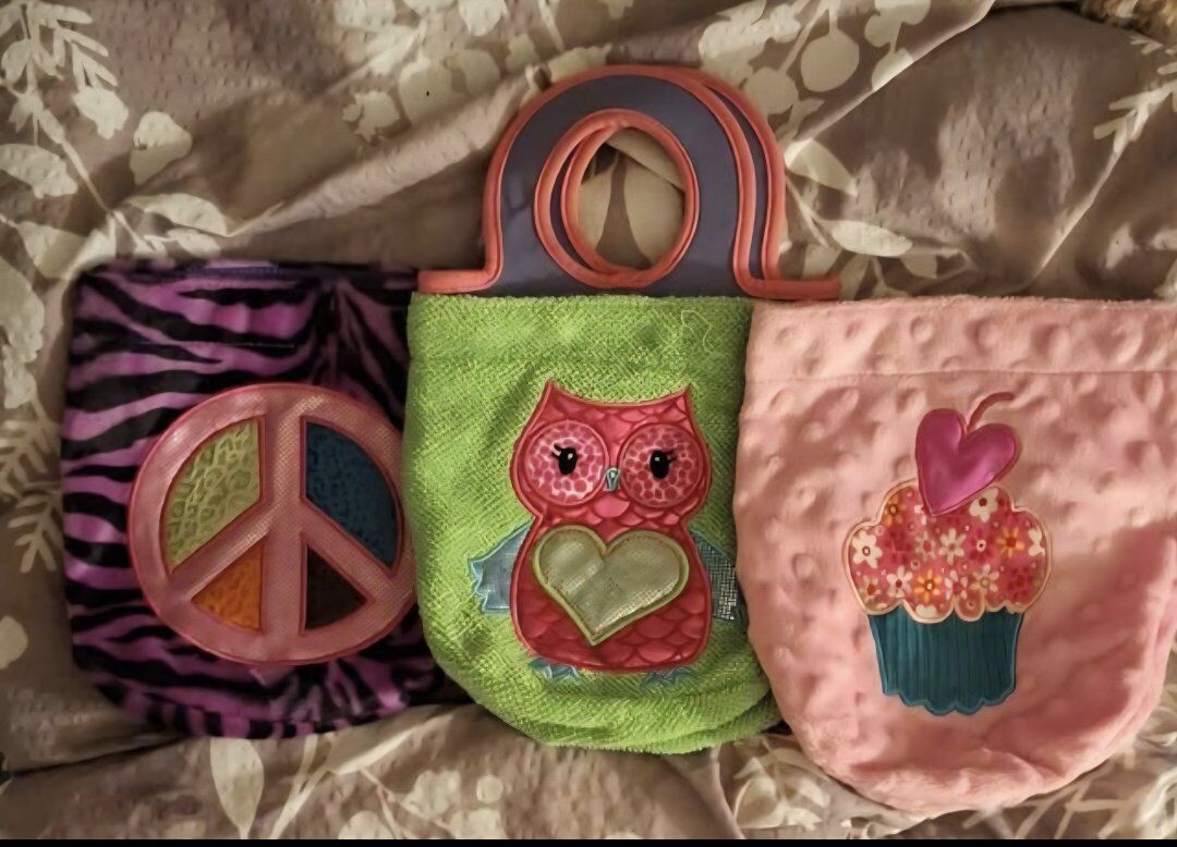 Awesome. GIRLS Switchable Purse Set... SIMPLY ADOR