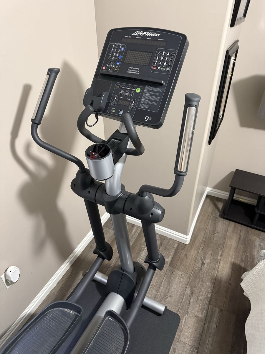 Elliptical- Life Fitness Integrity Series Commercial Elliptical + Floor Mat - New Battery