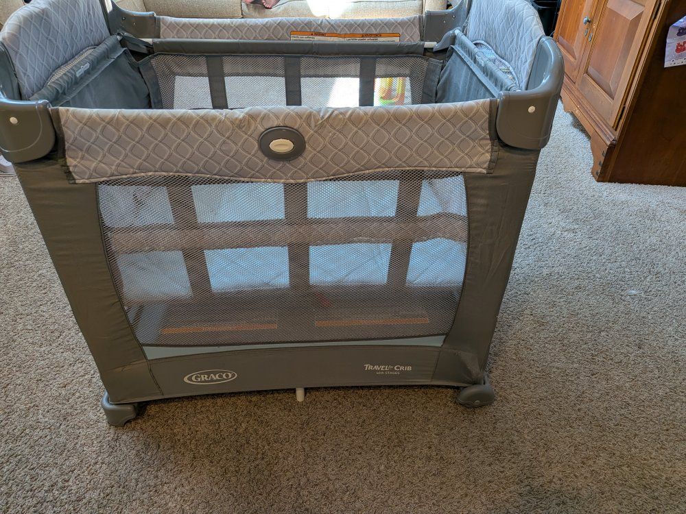 Graco Travel Lite Crib with Stages Gray Portable Playard