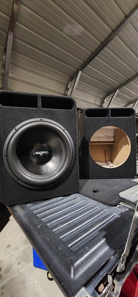 SKAR Audio EVL-18 D4 18" 2500W Dual 4-Ohm Car Subwoofer with Enclosure (New in Box)