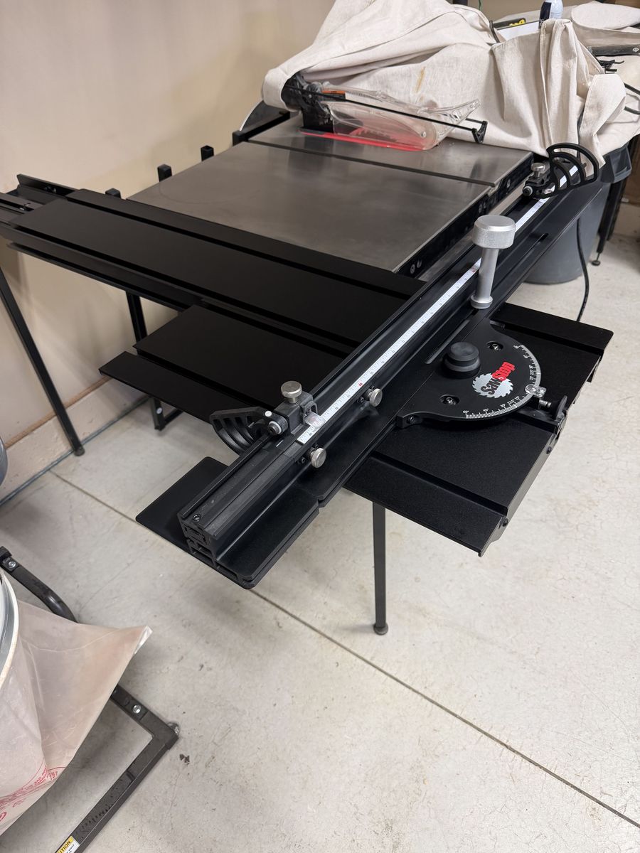 Sawstop sliding crosscut table