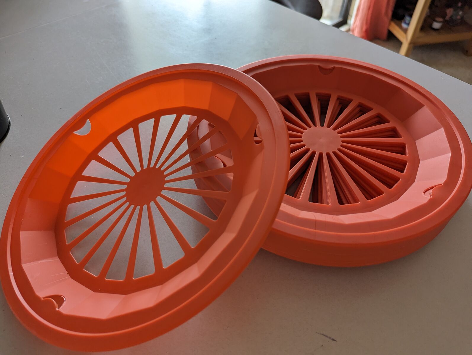 24 plastic paper plates holders