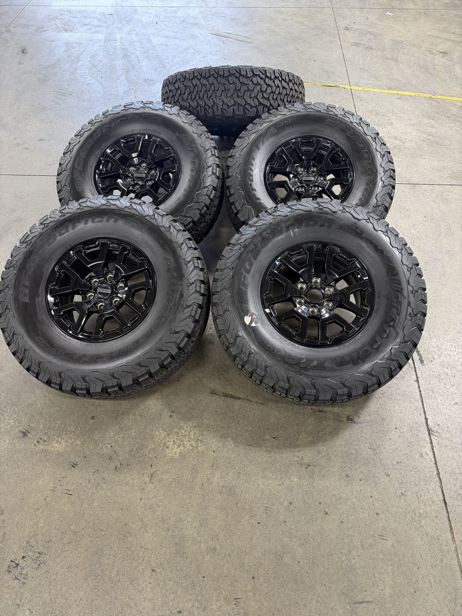BRAND NEW 2026 ford raptor OEM 17in beadlocks/ 37x12.50r17 BFG KO2