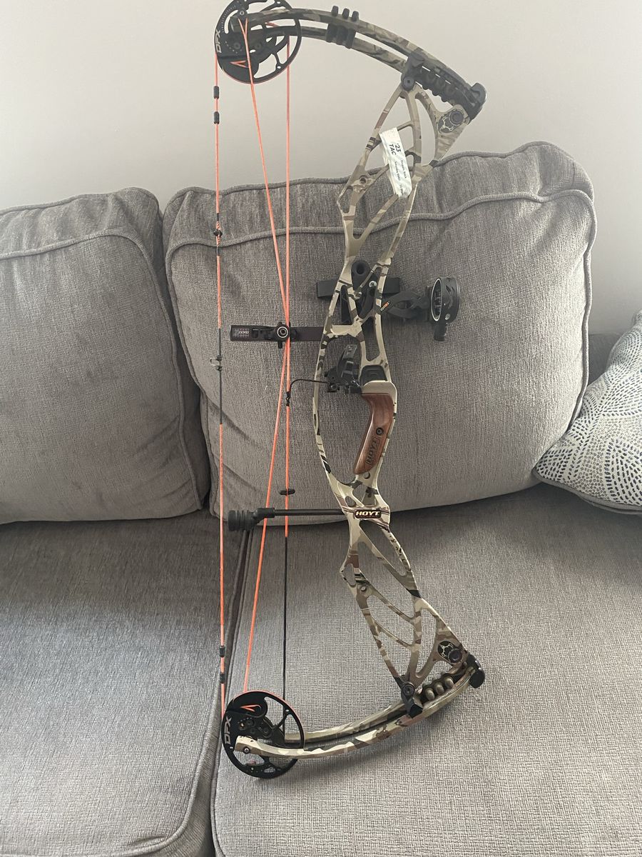 Hoyt Compound Bow Camo Left Handed with TruGlo Sight