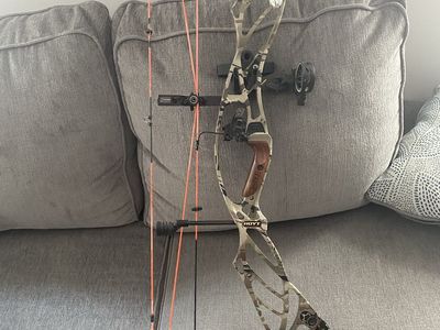 Hoyt Compound Bow Camo Left Handed with TruGlo Sight