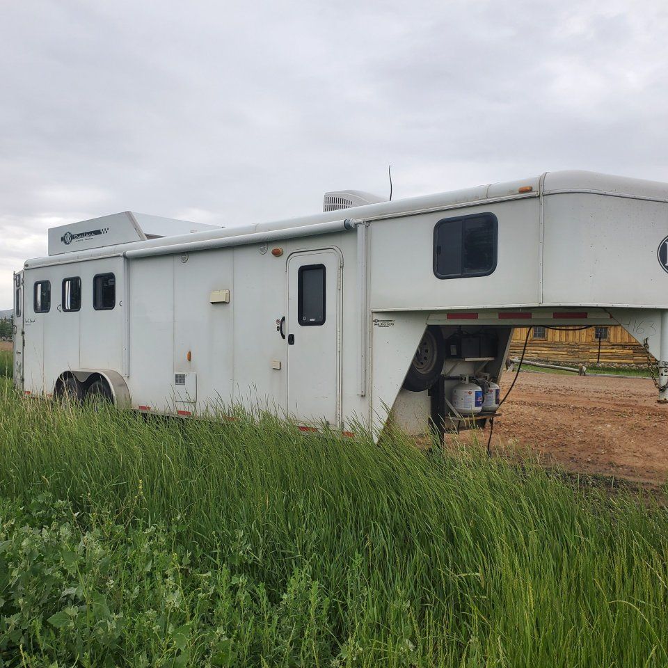 2014 3 horse bison trail hand living quarters