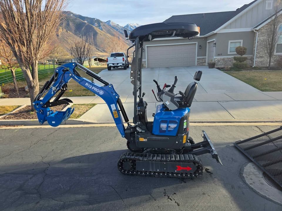 Rippa R13 Pro Mini Excavator – Kubota Diesel, Retractable Tracks