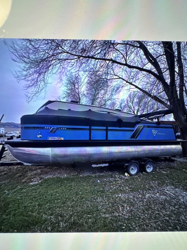 2022 Viaggio Pontoon Boat Lago