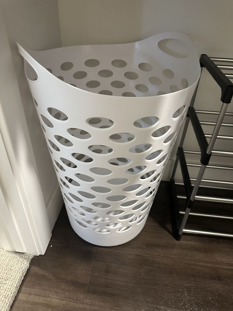 Laundry hamper