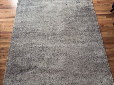 Grey Abstract Pattern Area Rug - Modern & Durable, Excellent Condition