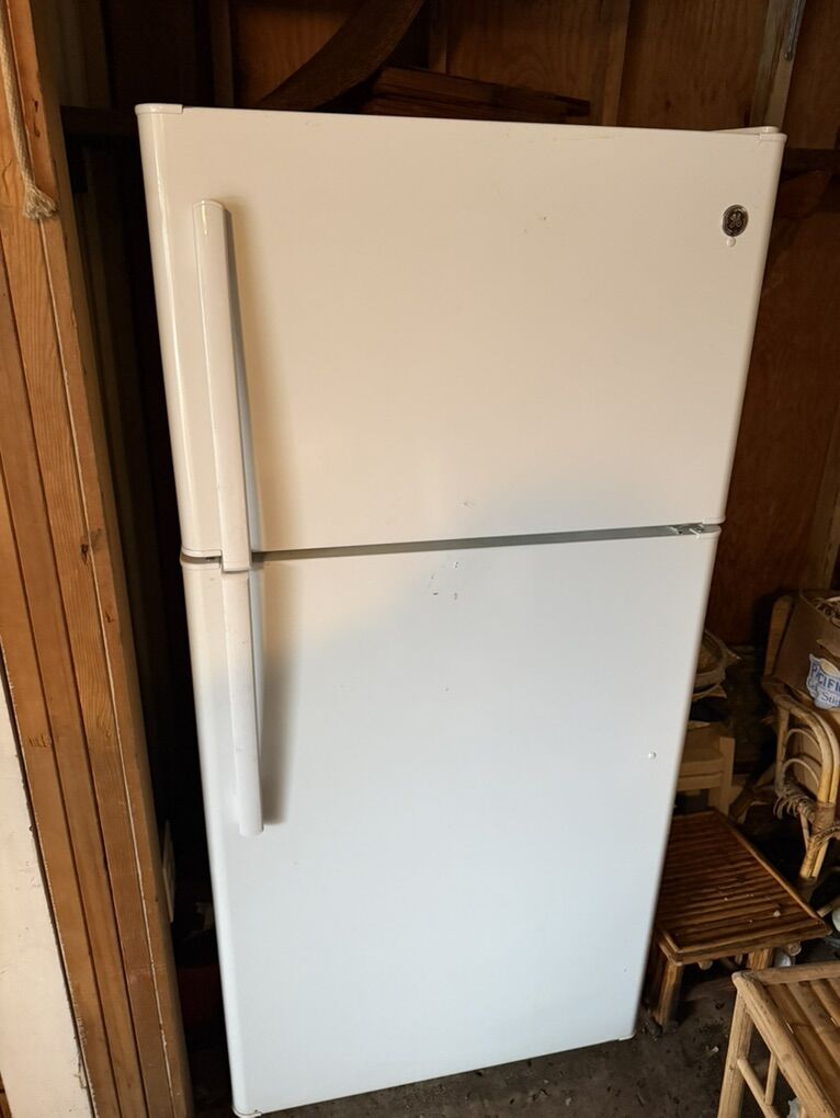 White GE 20.8 Cu Ft Fridge/ Freezer
