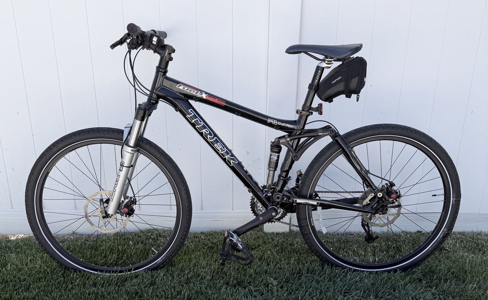 Trek Fuel EX 5.5 Disc Bike with a Thule Truck Bed Locking Bike Mount