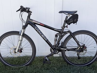 Trek Fuel EX 5.5 Disc Bike with a Thule Truck Bed Locking Bike Mount