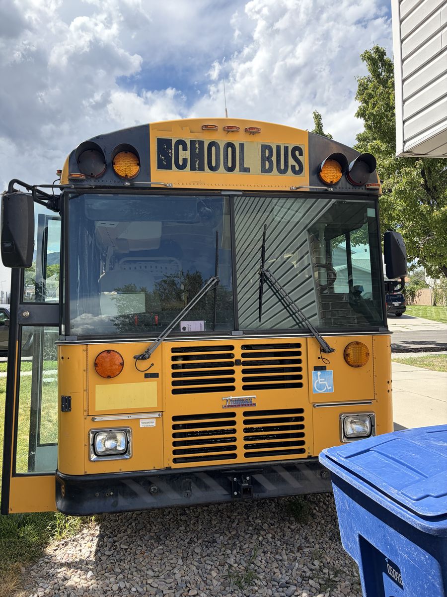 Skoolie 2004 Thomas Saf-T-Liner EF Model 0908S 