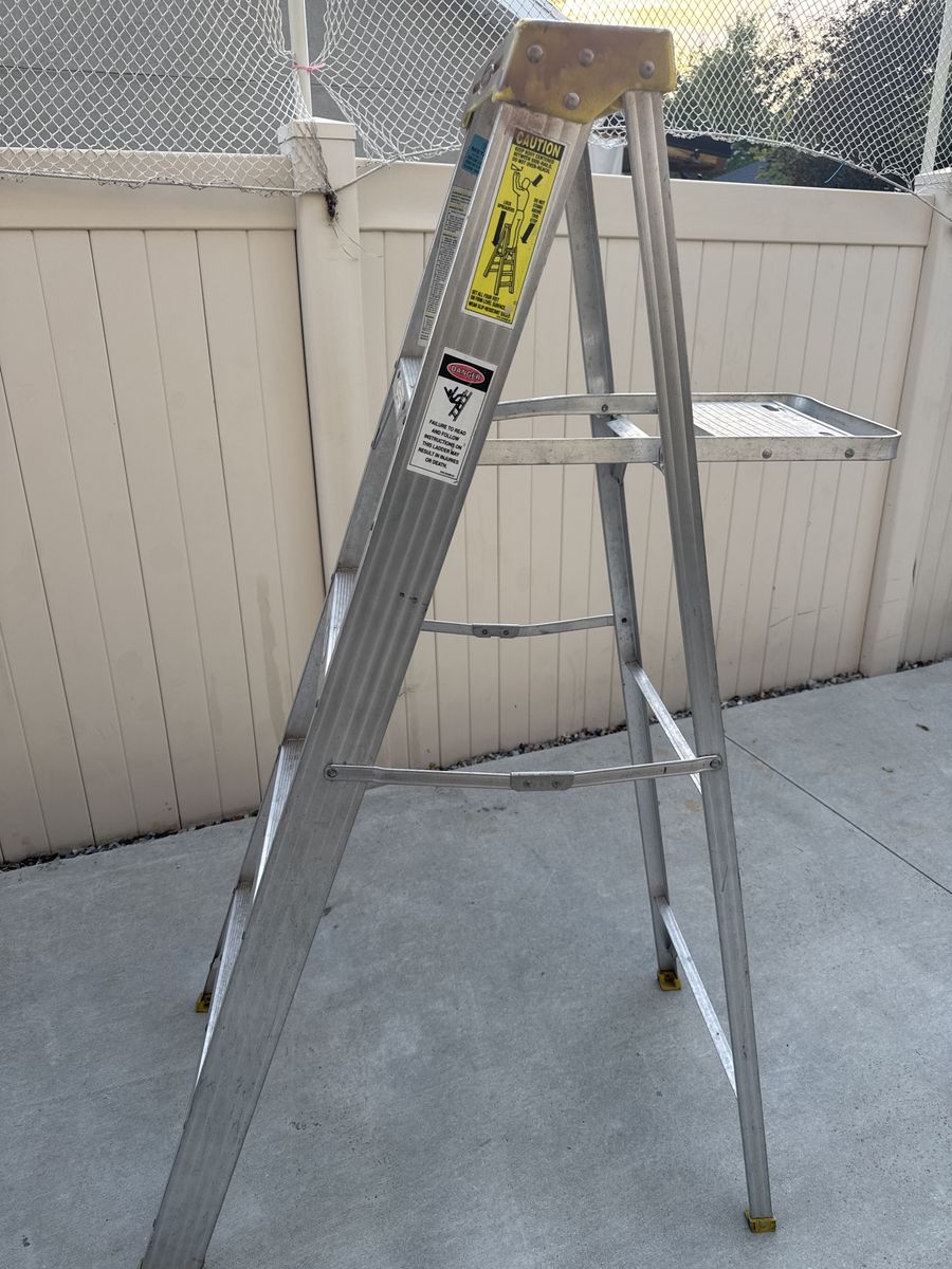 Sturdy Aluminum Step Ladder with Tool Tray - General Household and Industrial Use