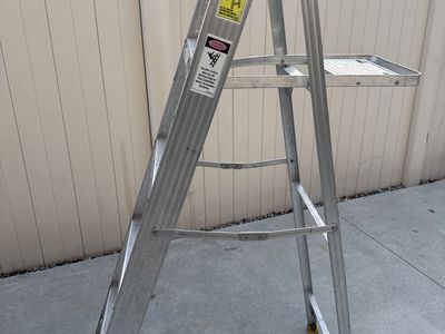Sturdy Aluminum Step Ladder with Tool Tray - General Household and Industrial Use