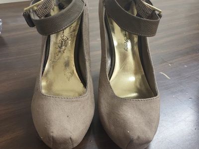 Penny Loves Kenny Beige Suede Buckle Strap Platform Heels - Size 8, 5" Heel
