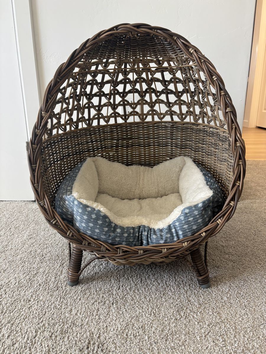 Wicker Rattan Egg Pet Bed with Cozy Sherpa Cushion - Small Dog/Cat House Furniture