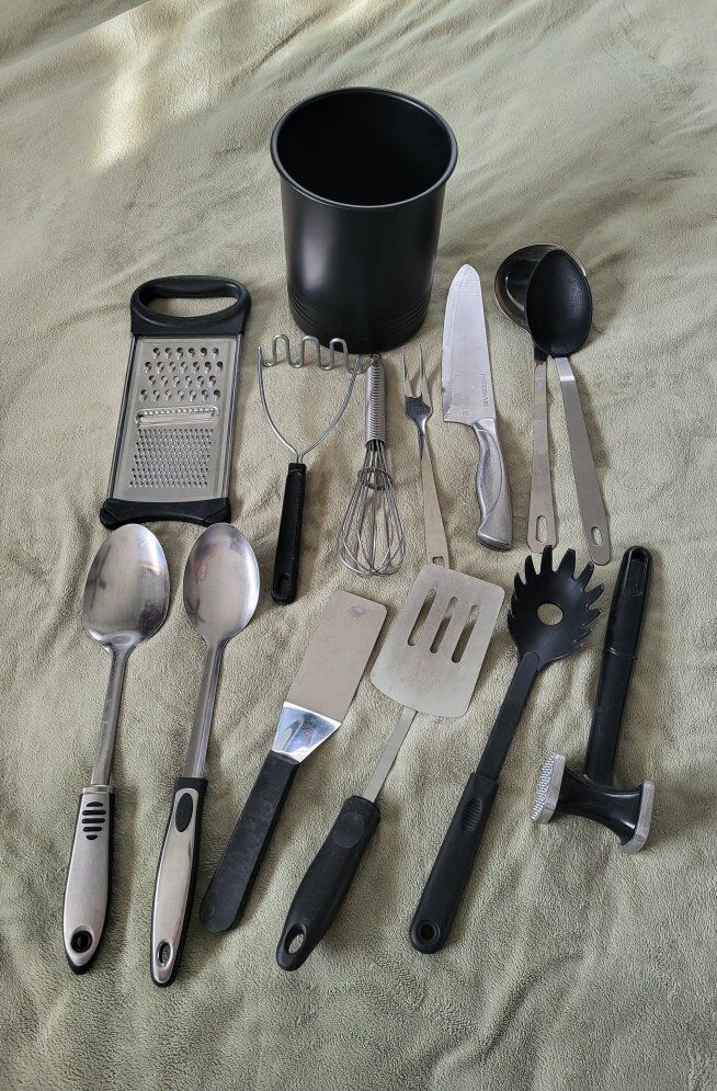 **NEW KITCHEN UTENSILS & HOLDER**