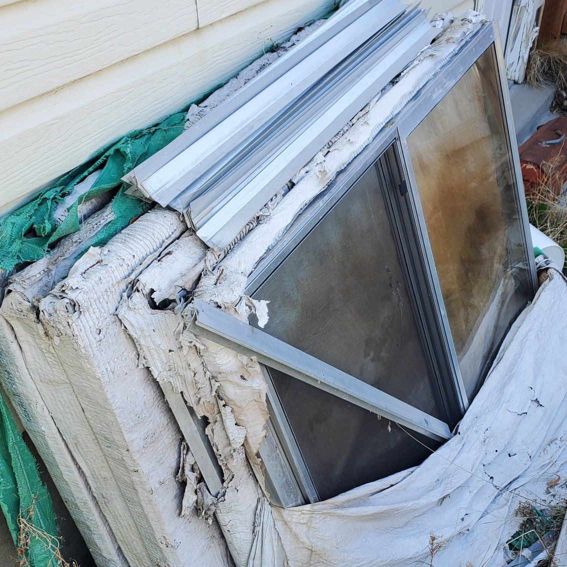 Aluminum frame windows (6)