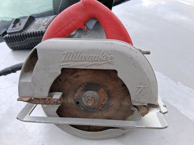 Milwaukee Heavy-Duty 7 1/4" Circular Saw with Charger - Corded Power Tool