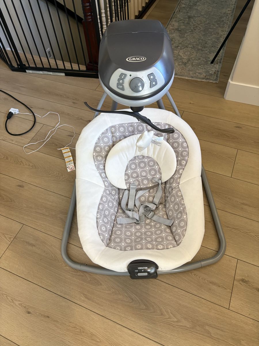 Graco Baby Swing with Vibration, Music, and Toy Bar - Neutral Pattern