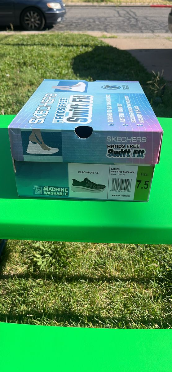 Skechers Hands Free Swift Fit Sneaker Black/Purple Size 7.5