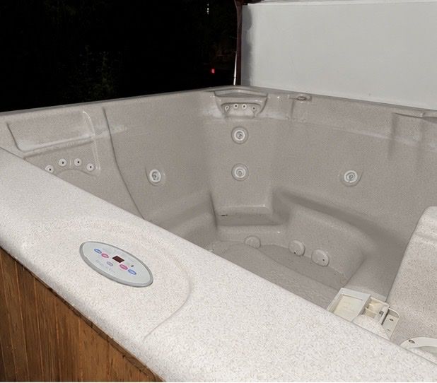 Marquis Hot Tub-Includes Cover & Cover Lifter