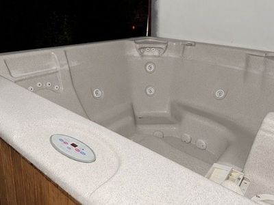 Marquis Hot Tub-Includes Cover & Cover Lifter