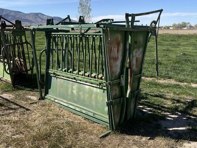 Powder River Squeeze Chute