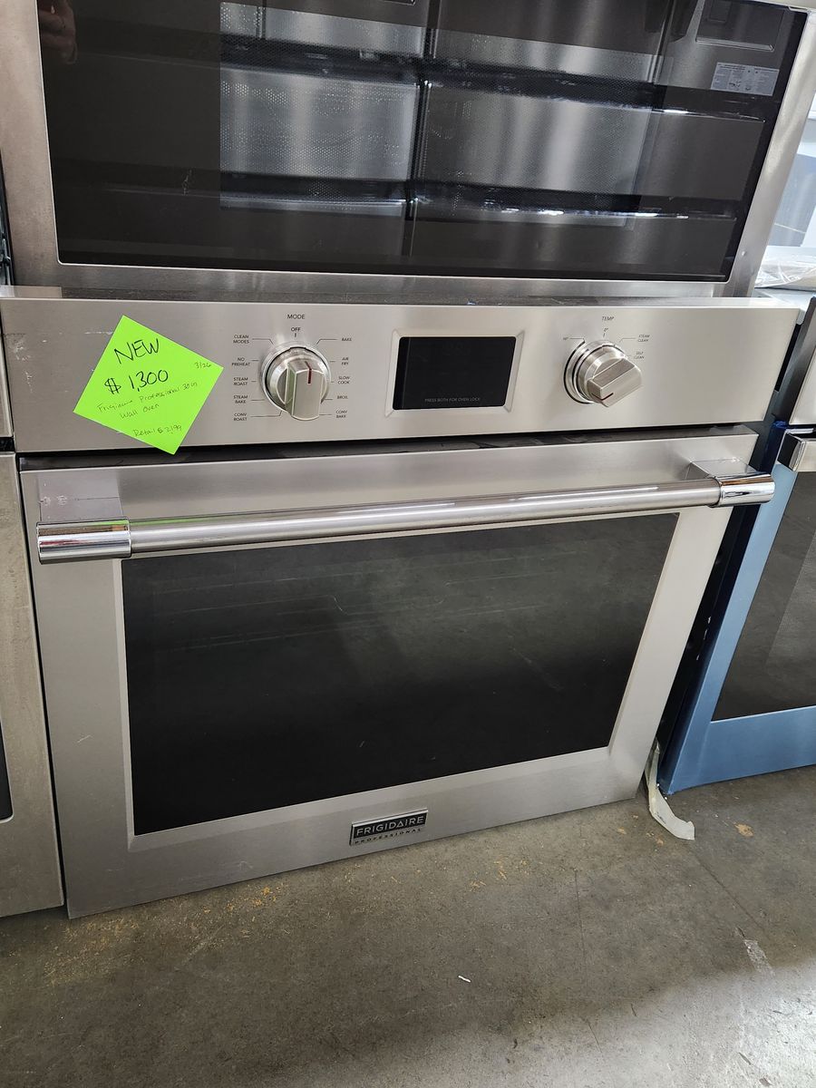 BEAUTIFUL BRAND NEW! FRIGIDAIRE PROFESSIONAL 30" SINGLE WALL OVEN!