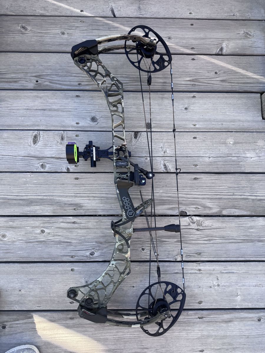 Mathews V3 31 Compound Bow Right Hand 28” Quiver Sight Arrow Rest