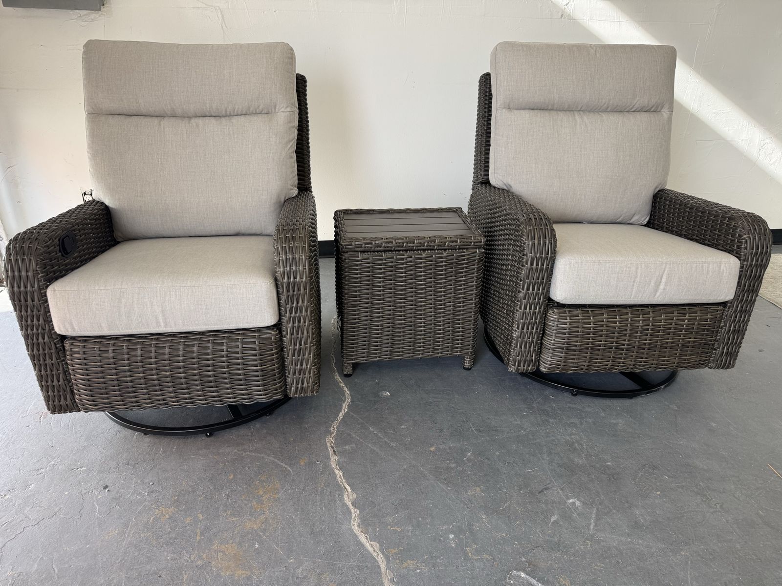 COSTCO OUTDOOR PATIO SWIVEL GLIDER RECLINER CHAIR SET