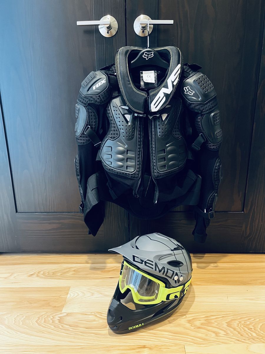 Fox Titan MTB Sport Jacket (M), Neck Guard, Helmet