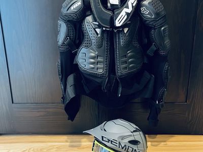 Fox Titan MTB Sport Jacket (M), Neck Guard, Helmet