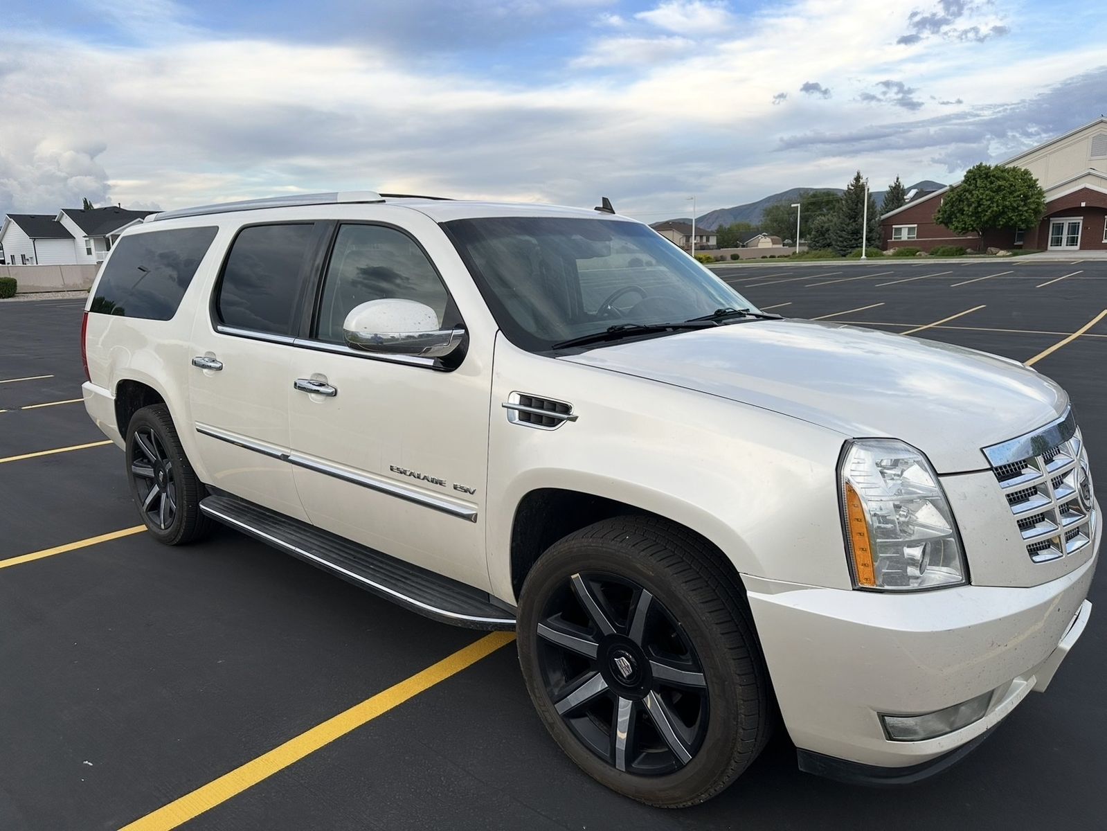 2011 CADILLAC ESCALADE ESV Luxury