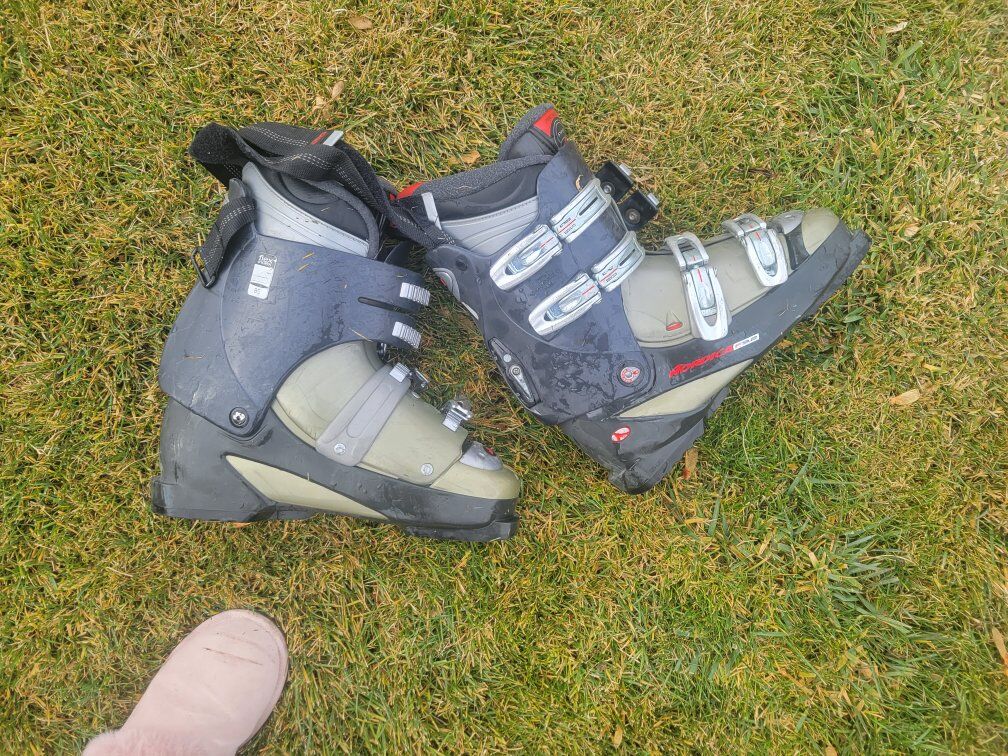 Snow ski boots