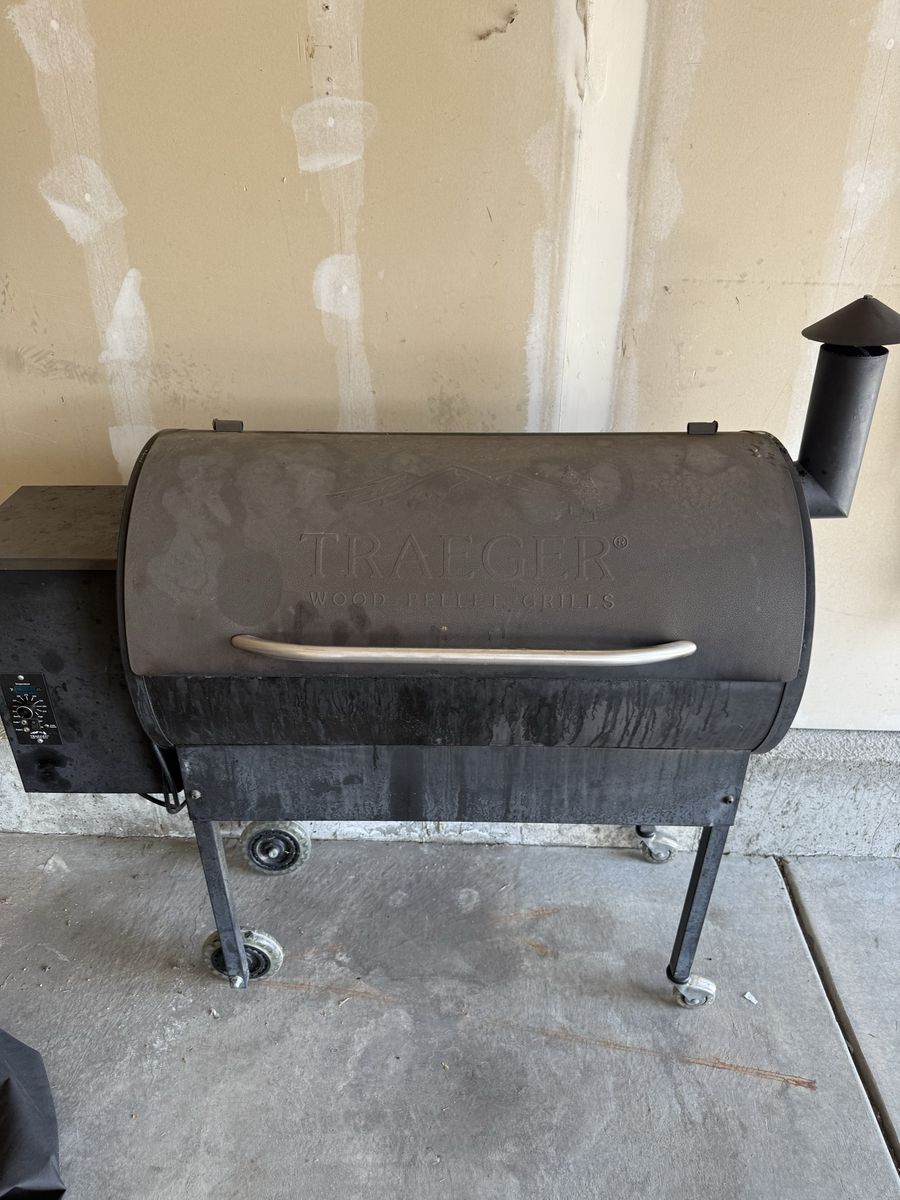 Traeger Pro Pellet Smoker