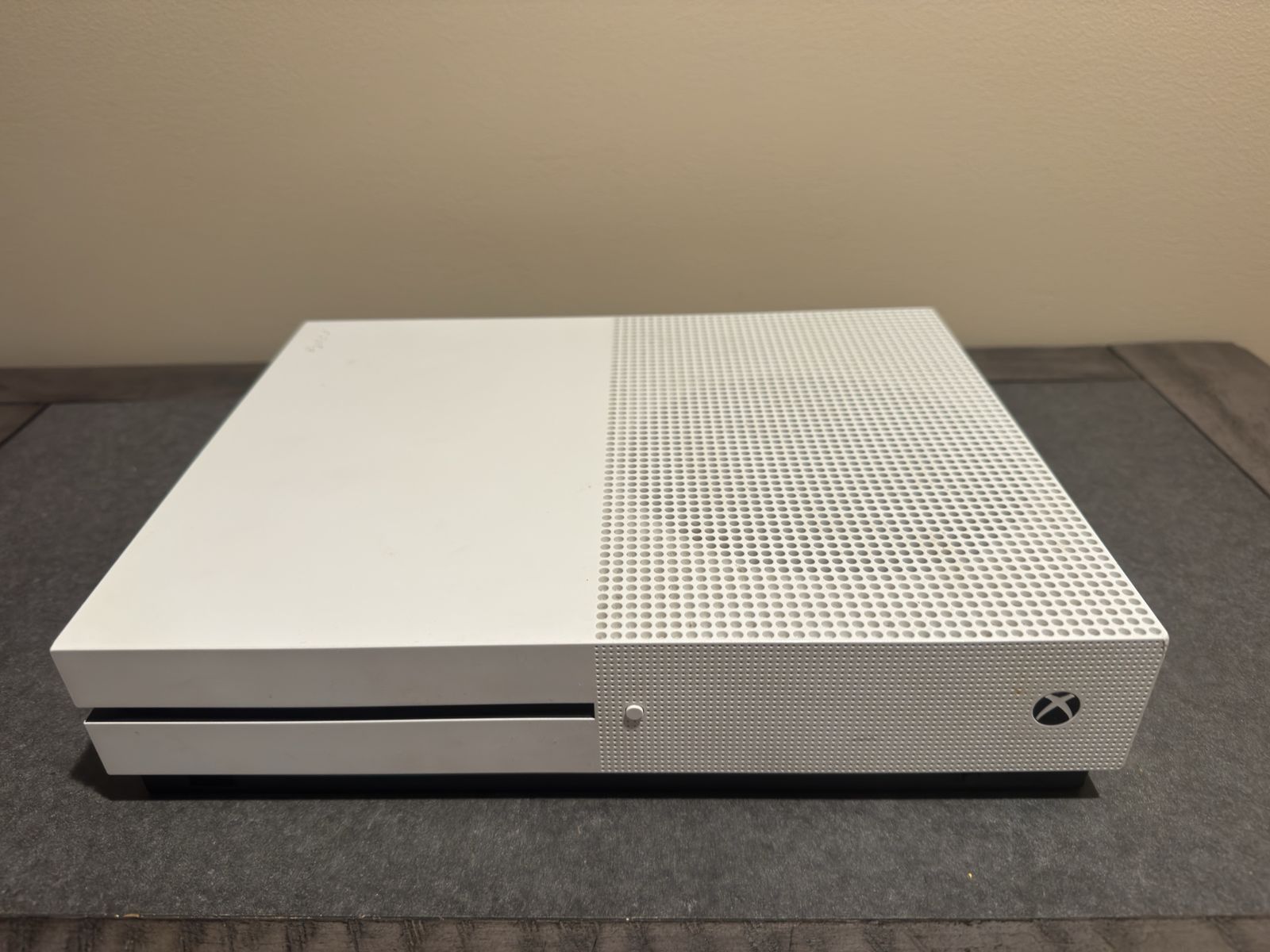 Xbox One S 500GB – White Console + Controller + Cords