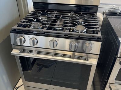 Scratch and dent LG 6.3 cu. ft. Smart True Convection InstaView Gas Range Single Oven with Air Fry in Printproof Stainless Steel