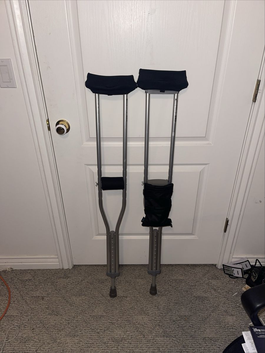 MEDLINE Standard Aluminum Adult Medium Crutches 1 Pair / 5’2” to 5’10” MDSV80535