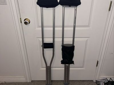 MEDLINE Standard Aluminum Adult Medium Crutches 1 Pair / 5’2” to 5’10” MDSV80535