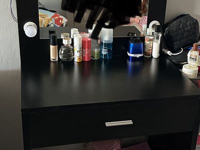 Makeup vanity