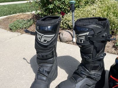 Motorcycle / Motocross Gear Helmet, Boots & goggles. Great condition riding gear Selling individually.