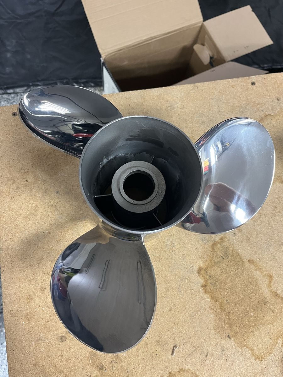 Mercury Marine Vengeance 19p RH 3-Blade Stainless Steel Boat Propeller